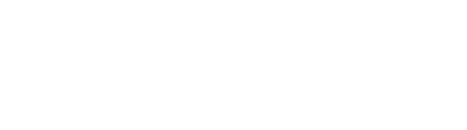 Klientin Helga Urtlauf und Pflegekraft Saskia W lk bl ttern durch das Fotoalbum.