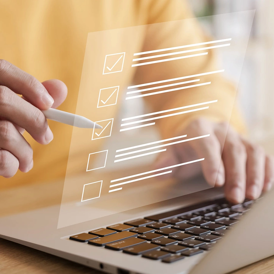 Nahaufnahme auf ein Tablet mit 2 Händen und einem virtuellen Display über der Tablet schwebend. Eine Hand hakt etwas in dem Inhalt des virtuellen Displays ab.