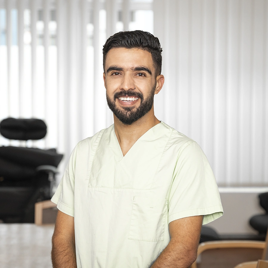 Portrait von Abdelaziz in die Kamera lächelnd