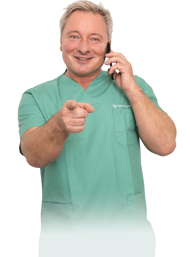 DeutscheFachpflege-Karriere-Job-05 Pfleger zeigt lächelnd mit einem Finger in die Kamera und hat die andere Hand am Ohr.