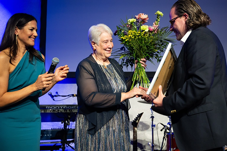 Übergabe eines Blumenstraußes auf der Bühne