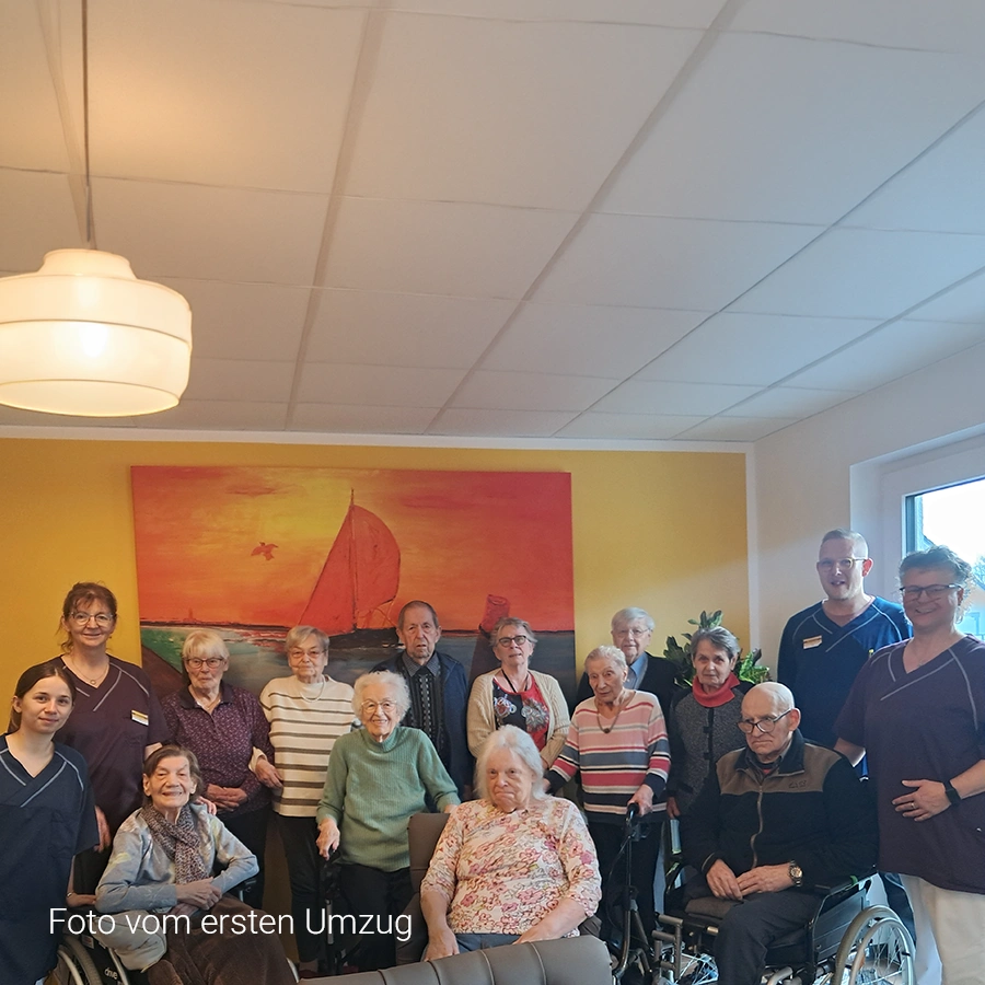 Erfolgsgeschichte Umzug Unser kleines Heim, Gemeinschaftsfoto aller Bewohner*innen